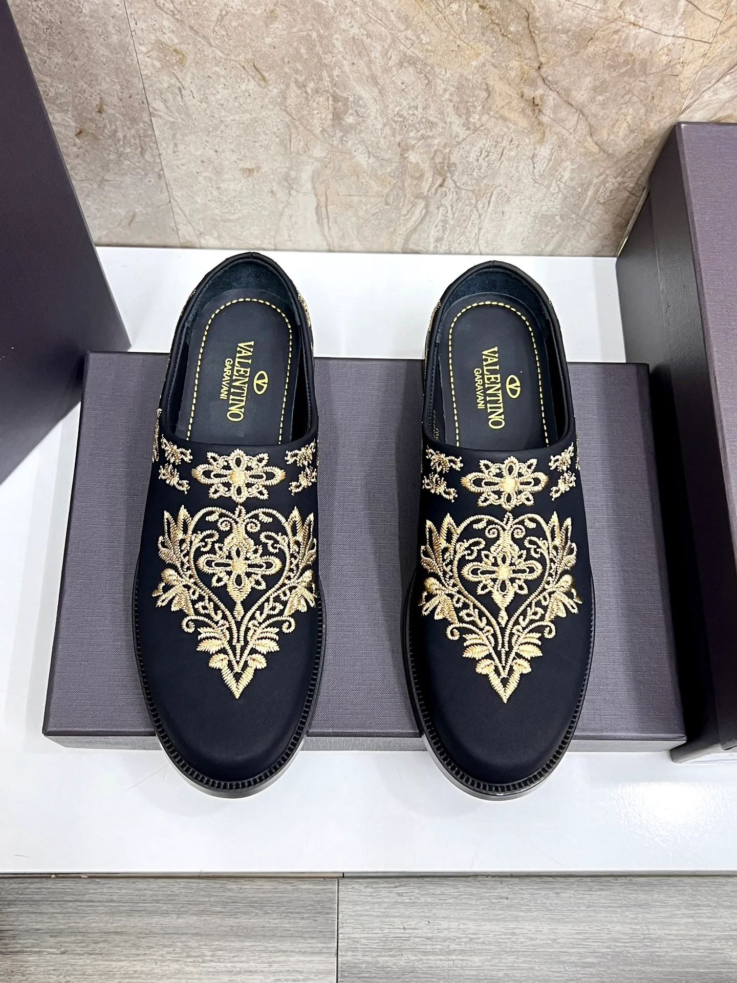 Men's men's shoes💰780 Valentino Valentino's new electric embroidery slippers. These Derby loafers are made of imported cowhide leather. They are light in texture and cool in style. The uppers are decorated with brand logo buckles, showing off the big-name style! The lines reveal novel urban trends. The toe is round and full, and the rubber foam sole and triple protruding leather welt complement each other. It is extremely fashionable and charming, with dyed calfskin lining, genuine leather feet, and standard logo decoration. It is simple yet elegant. It has a classic European and American loose style and is extremely comfortable on the feet. Size: 39-44 (customized at 38.45.46)
